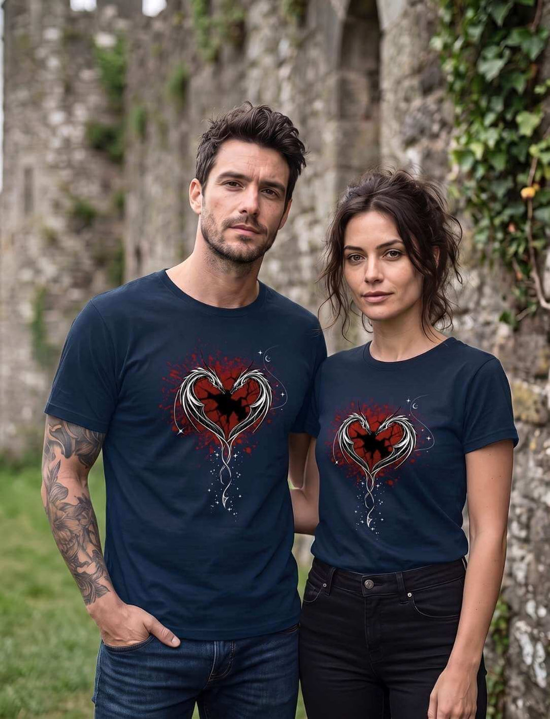 Drachen Shirt Unisex French Navy – Paar trägt Cor Draconis T-Shirt mit Drachenherz-Motiv vor Burgmauer