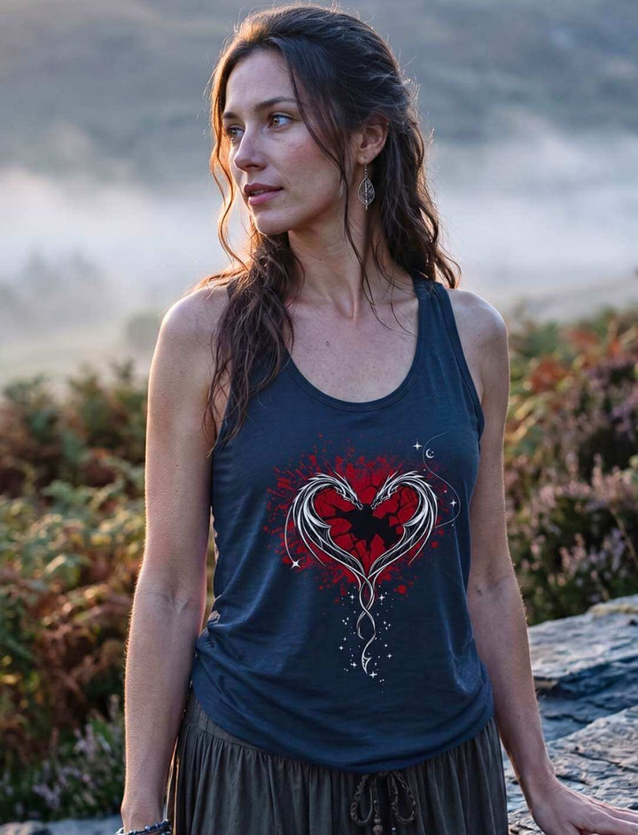 Frau im dunkelblauen Tank Top mit Drachenmotiv in nebliger Berglandschaft bei Abendlicht