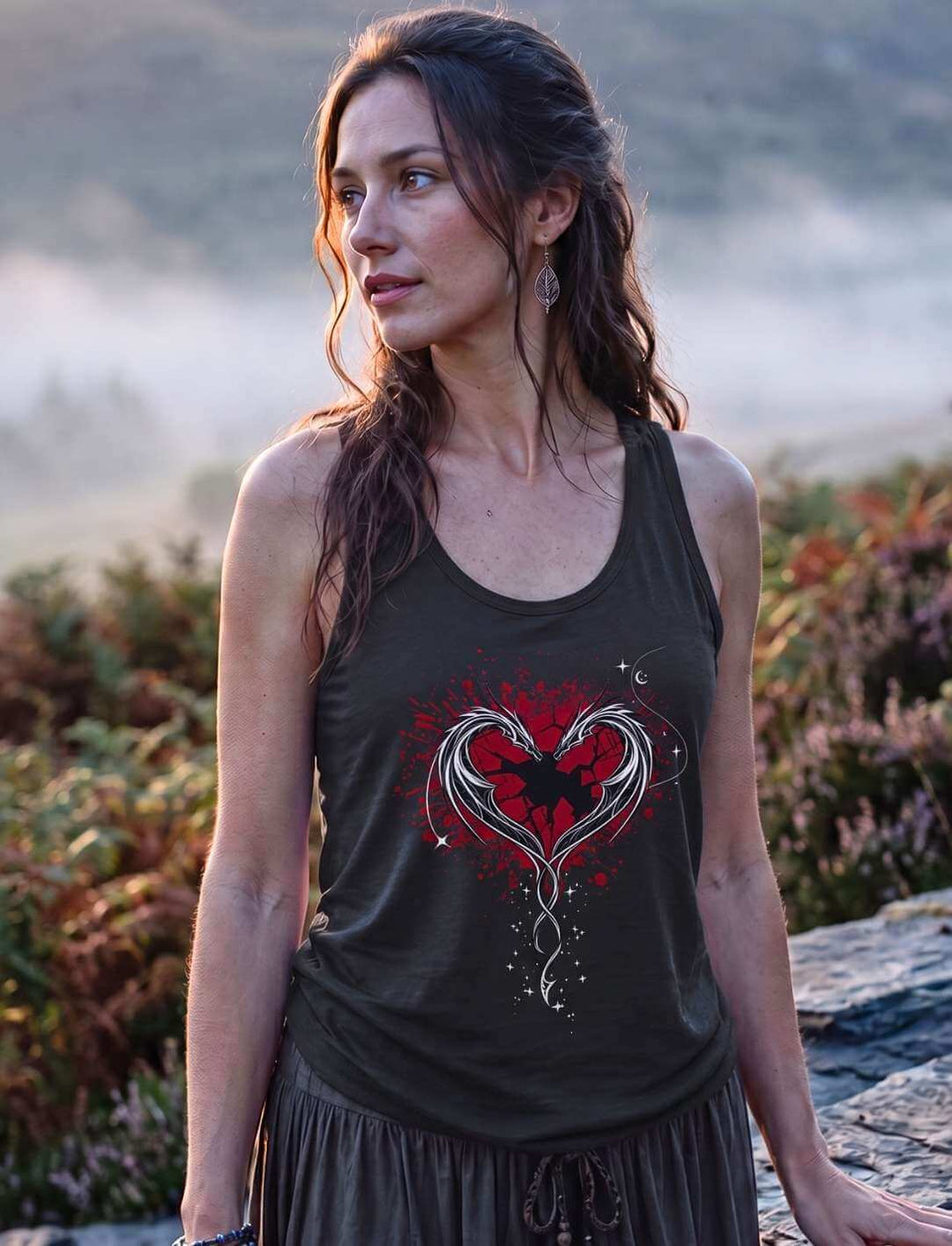 Frau in schwarzem Drachen Tank Top Damen Cor Draconis auf einem Felsen im Nebel, zwei Drachen um ein rotes Herz