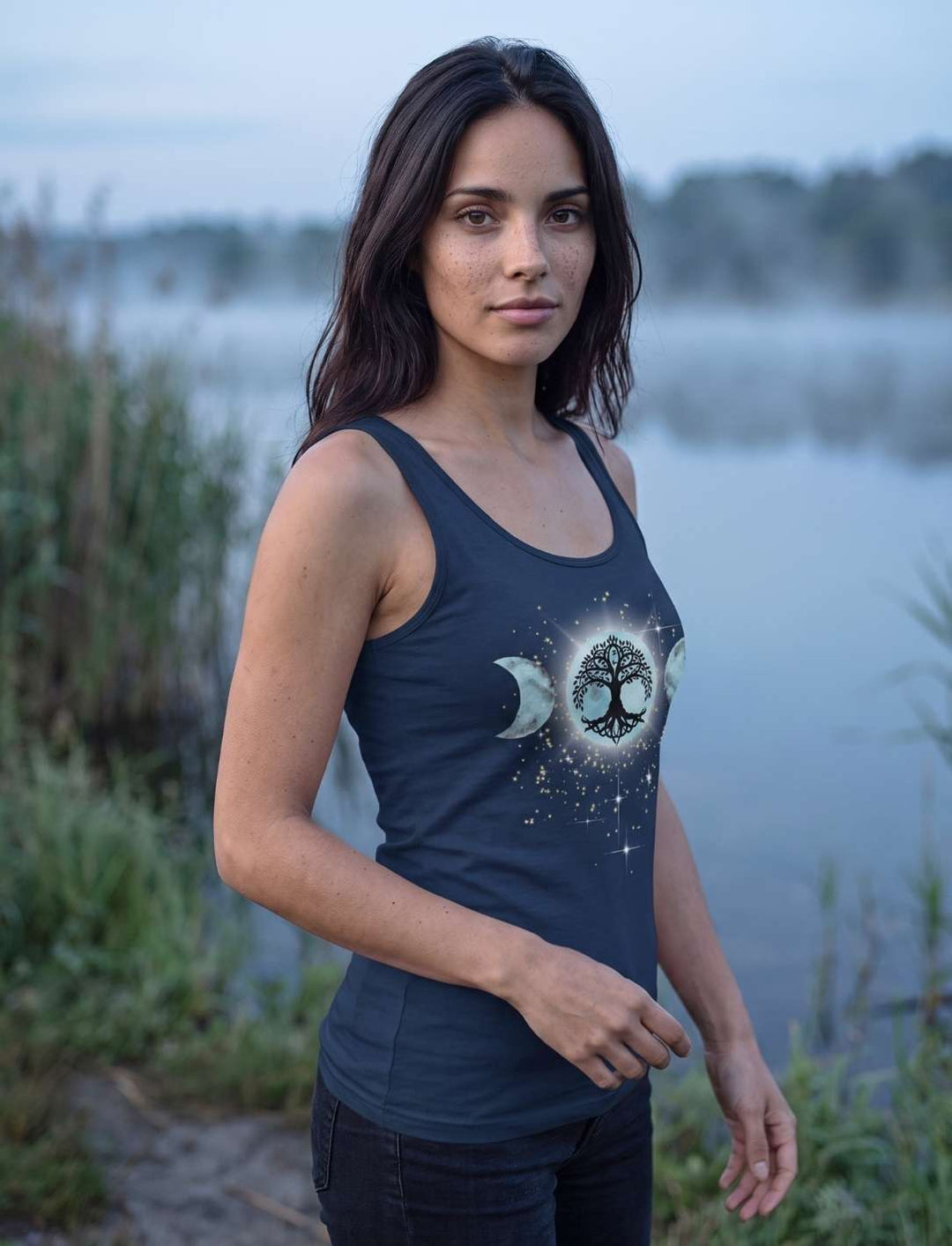 Tank Top in Navy von der Seite, im Hintergrund ein stiller See in der Dämmerung