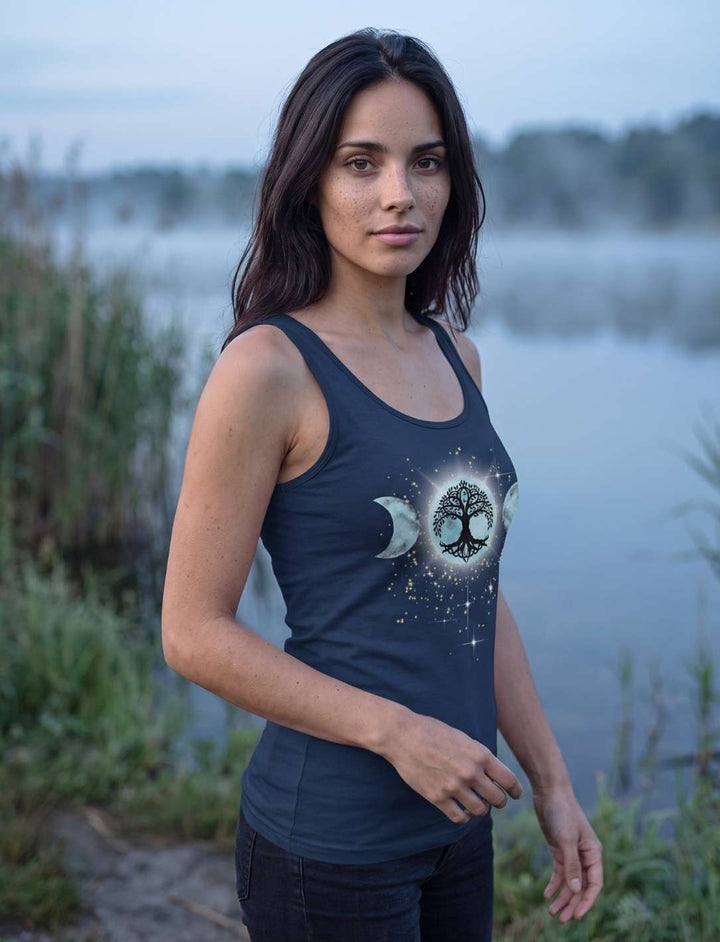 Tank Top in Navy von der Seite, im Hintergrund ein stiller See in der Dämmerung