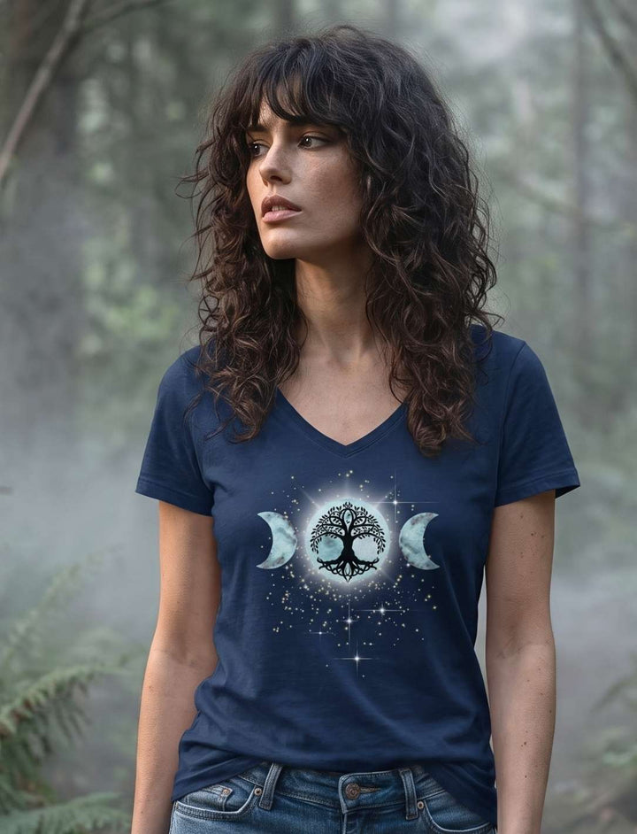 Damen V-Neck Shirt in Navy zwischen Farn und Nebel, Halbtotale im dämmrigen Wald