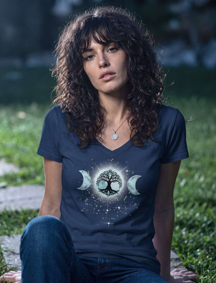 Frau sitzt auf einem Waldweg im Damen V-Neck Shirt in Navy, Dreimond-Motiv gut sichtbar