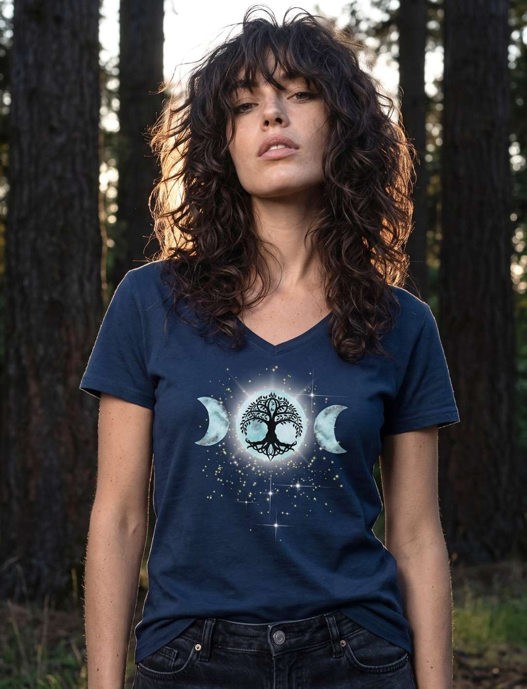 Damen V-Neck Shirt in Navy zwischen hohen Bäumen in der Abenddämmerung