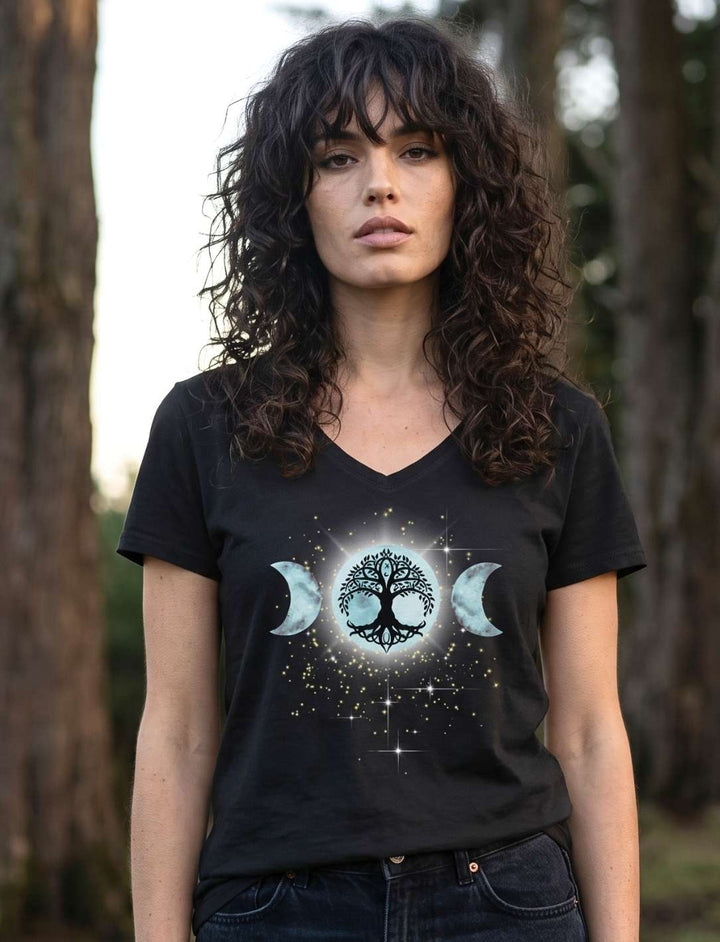 Damen V-Neck Shirt in Schwarz vor bemoostem Baumstamm, Nahaufnahme des Dreimond-Drucks