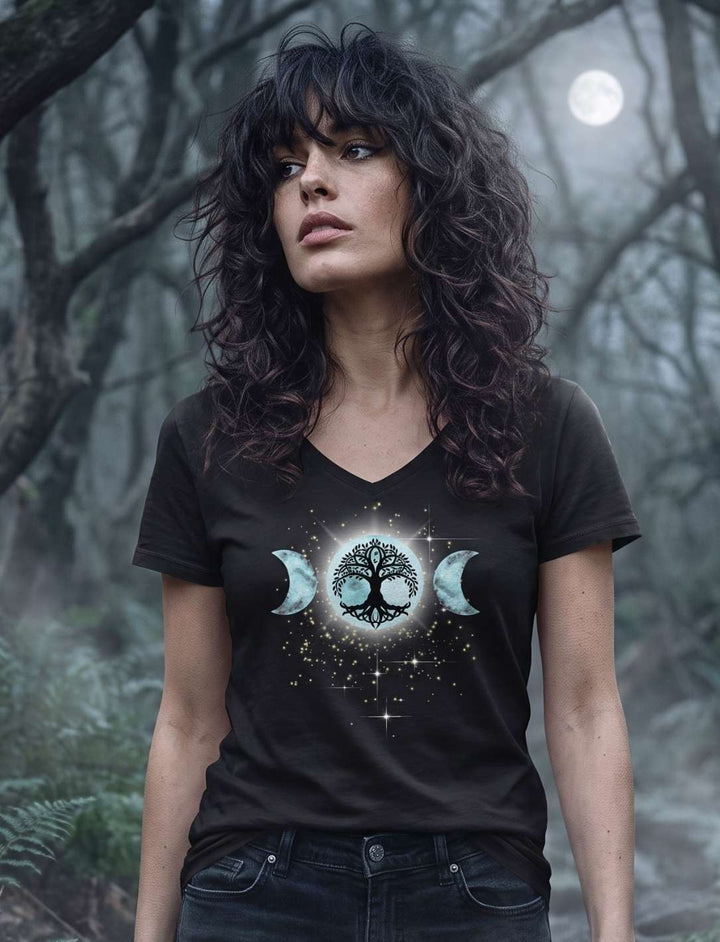 Damen V-Neck Shirt in Schwarz im Nebelwald, Halbtotale bei Mondlicht über den Wipfeln