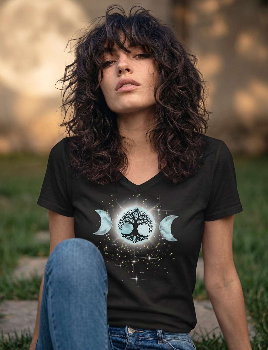 Dreimondzauber des Nachtwaldes – Mystisches Damen V-Neck Shirt in Schwarz mit Dreimond über einem Lebensbaum