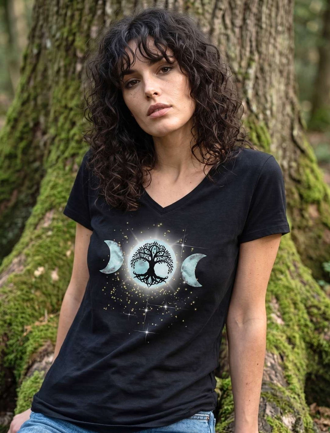 Frau sitzt am Wegrand im Damen V-Neck Shirt in Schwarz mit drei Monden über einem Lebensbaum