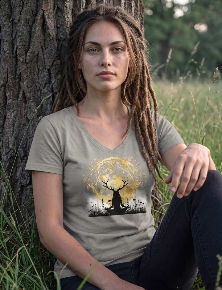 Hellgraues Damen V-Neck Shirt mit goldenem Motiv, angelehnt an einen alten Baum