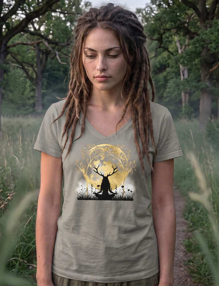 Hellgraues V-Neck Shirt auf einer Lichtung zwischen alten Eichen