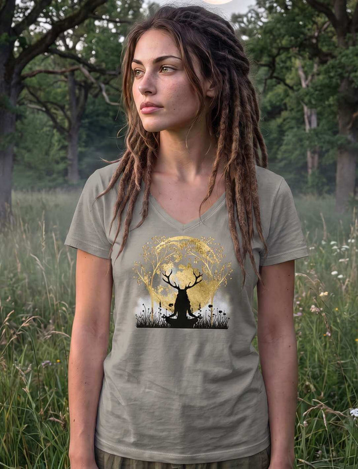 Hellgraues V-Neck Shirt vor Wiese und Vollmond in der Dämmerung