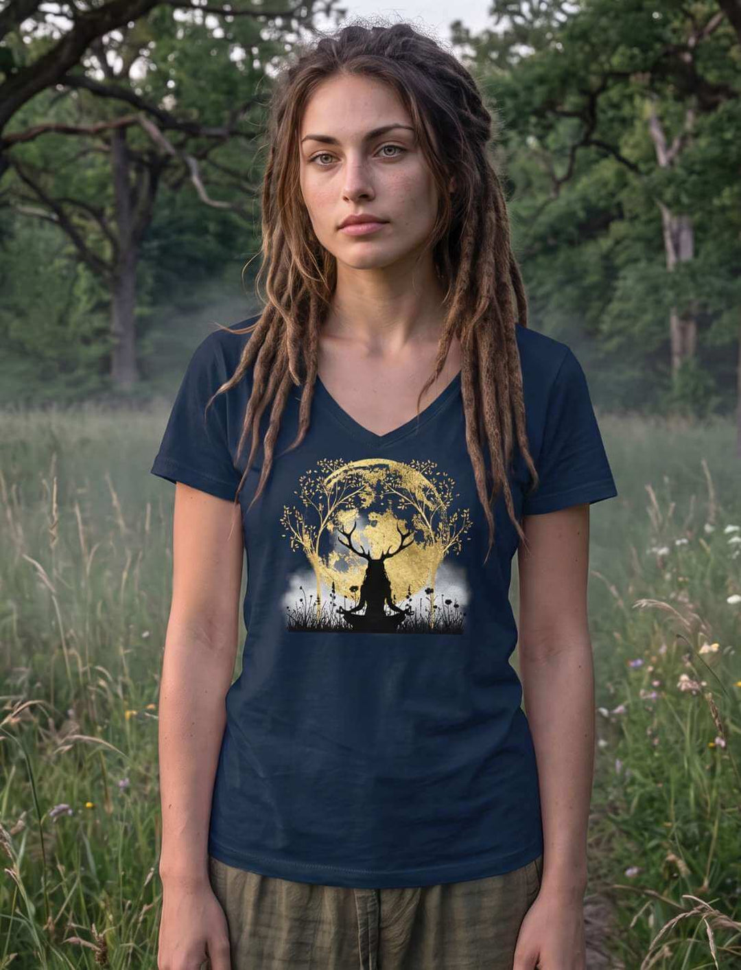 Navyfarbenes V-Neck Shirt auf einer Lichtung im Morgendunst