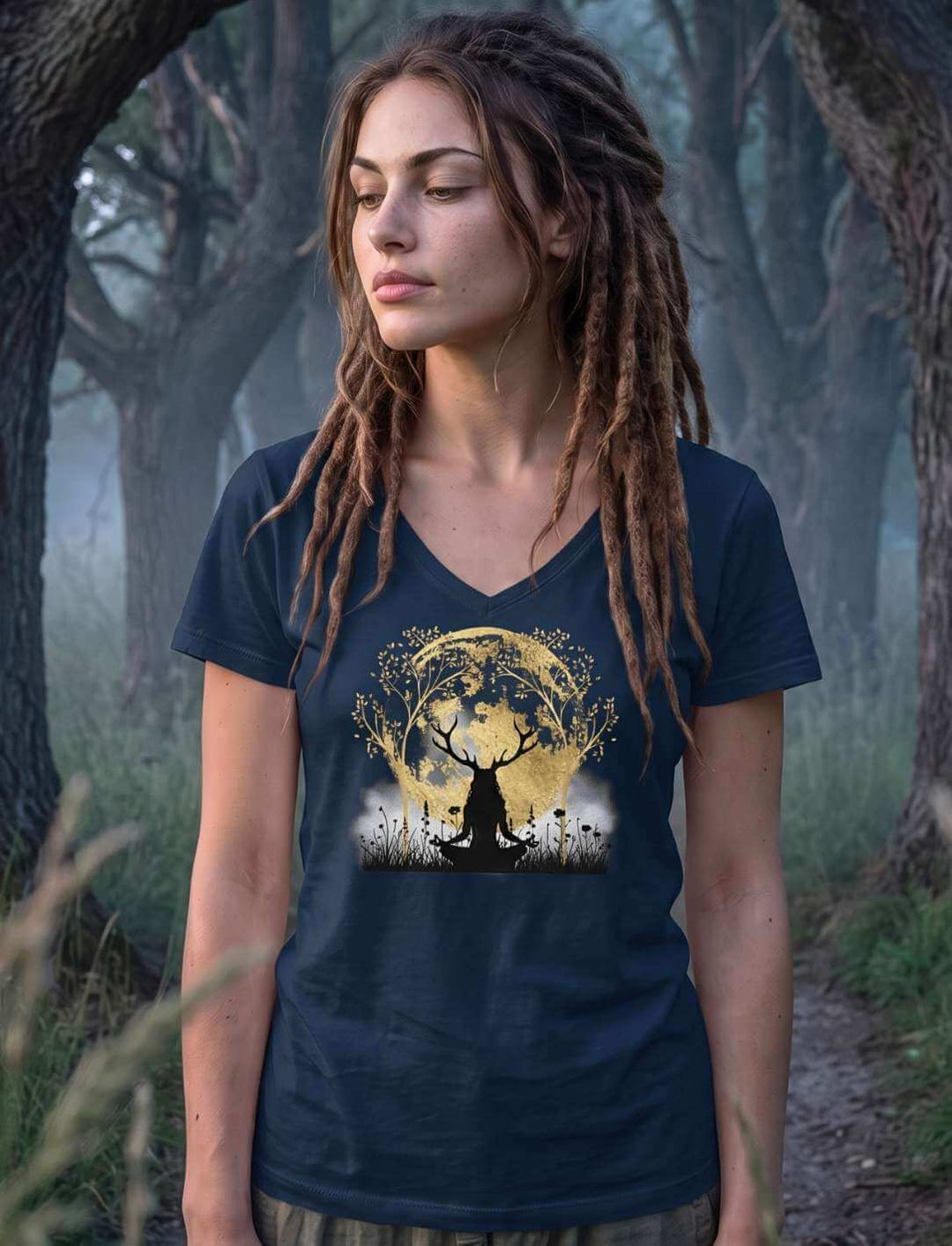 Navyfarbenes V-Neck Shirt zwischen Bäumen auf einem schmalen Pfad