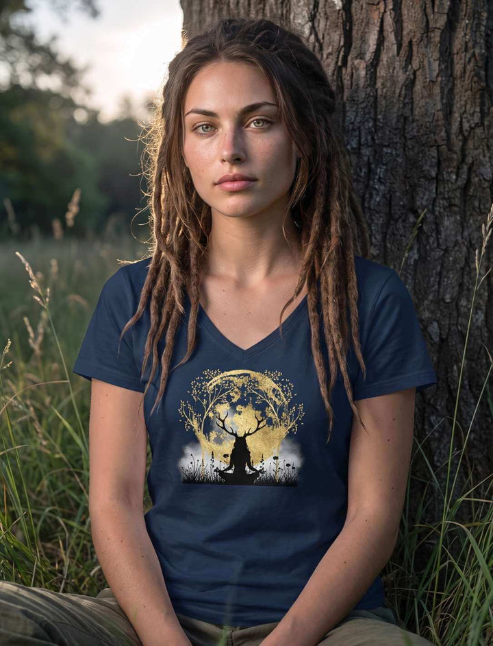 Dunkelblaues Damen V-Neck Shirt mit Druidinnen-Motiv, sitzend im hohen Gras