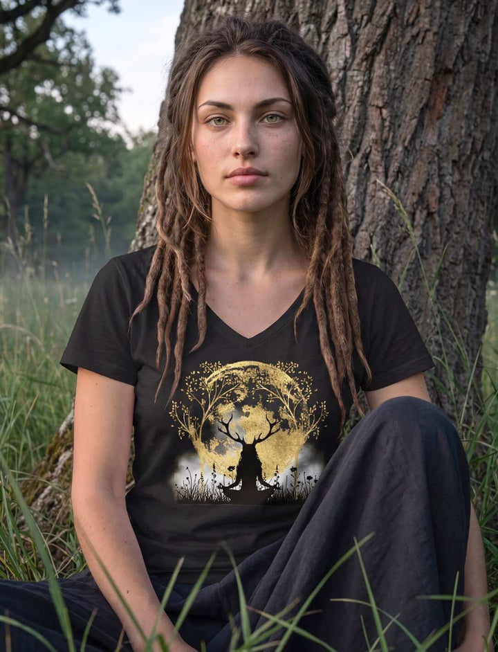Druidin der alten Wälder Damen V-Neck Shirt in Schwarz mit goldenem Mond und Geweih