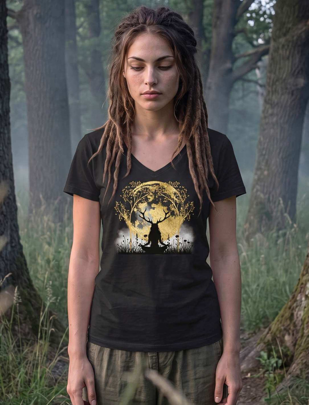 Frau im schwarzen V-Neck Shirt auf einem Nebelpfad zwischen alten Bäumen