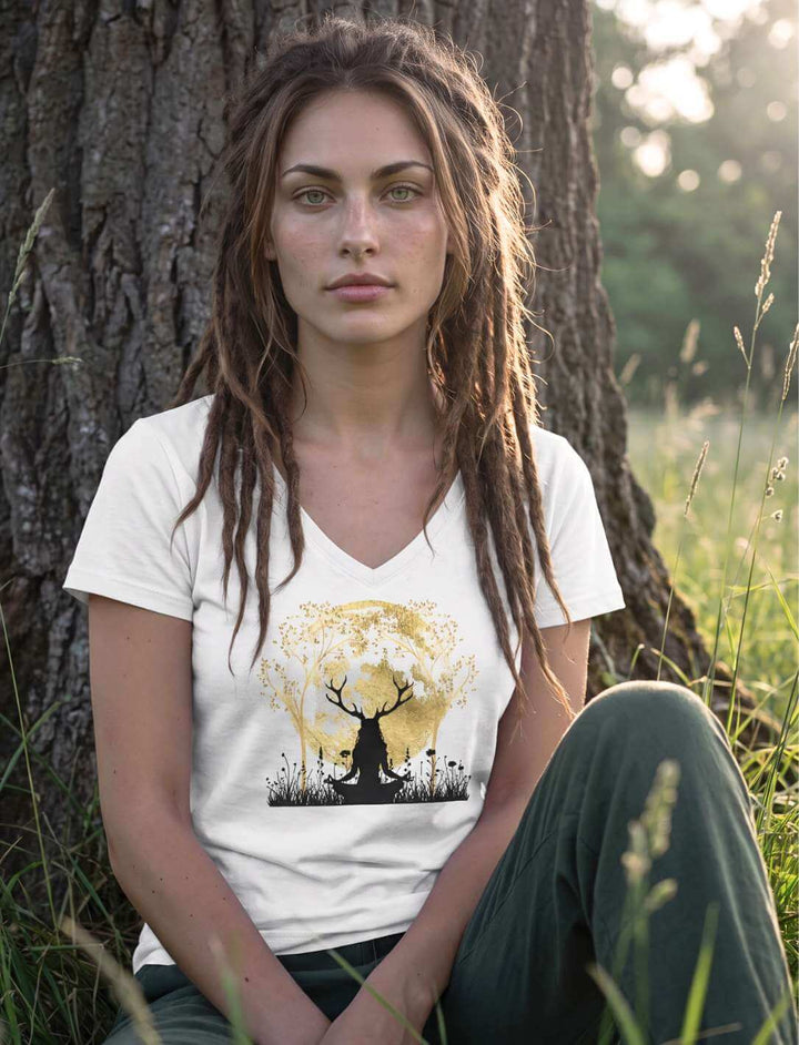 Weisses Damen V-Neck Shirt mit keltischem Druidinnen-Motiv, sitzend am Baumstamm
