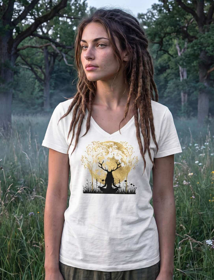 Weisses V-Neck Shirt auf einer sommerlichen Wiese am Waldrand