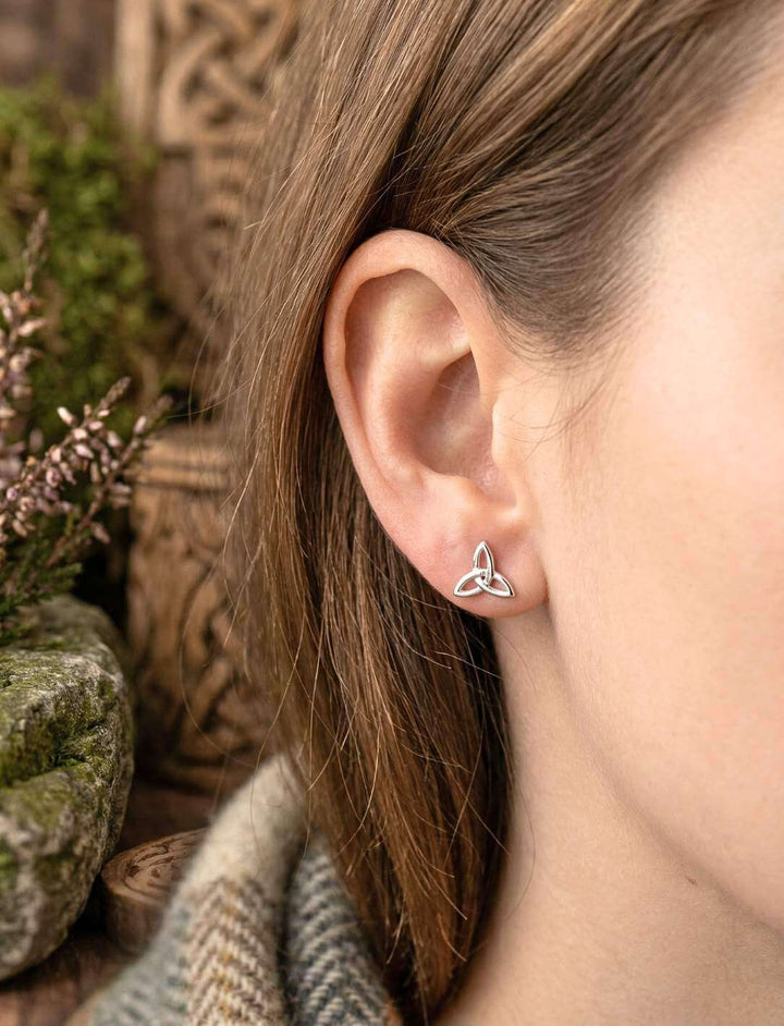 Frau trägt Triquetra Ohrstecker aus 925 Silber Nahaufnahme