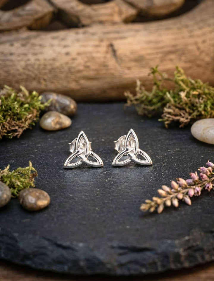 Triquetra Ohrstecker Paar auf Schiefer mit Moos und Steinen