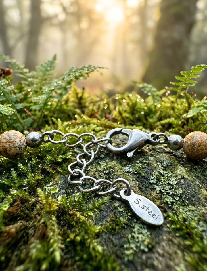 Edelstahl-Verschluss mit Verlängerungskette auf moosbedecktem Stein im Wald