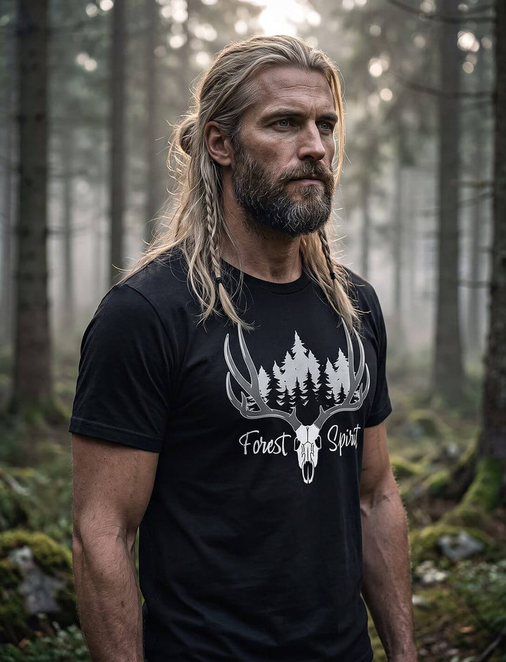 Forest Spirit – Warden of the Woods: Mann mit Zöpfen im schwarzen Hirsch T-Shirt im nebligen Fichtenwald