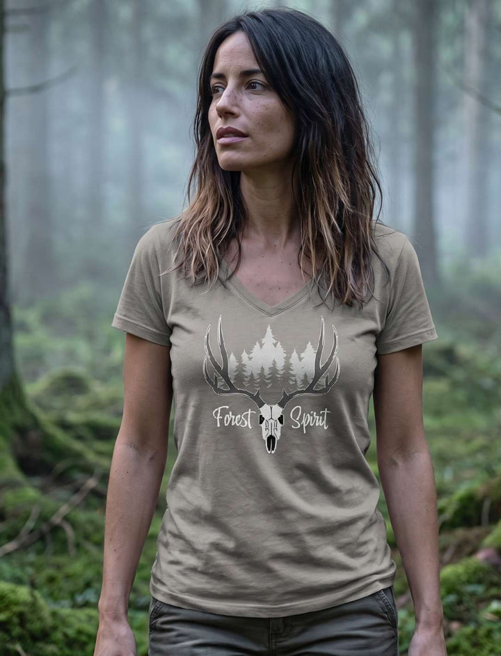 Helles graubeiges V-Neck Shirt mit Hirschgeweih, Frau stehend im Nebelwald