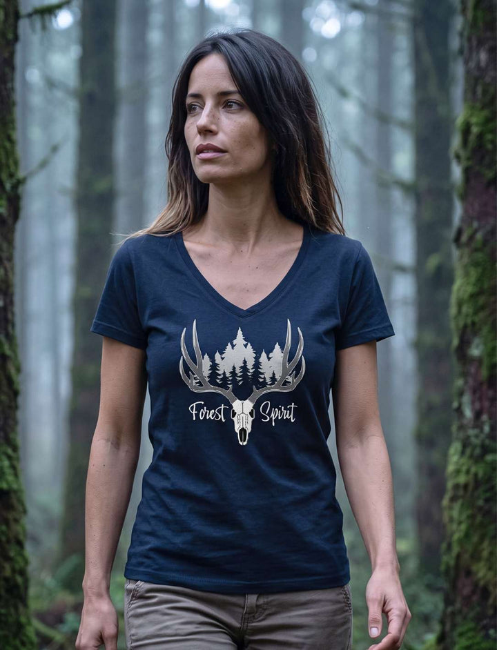 Dunkelblaues V-Neck Shirt mit hellem Hirschgeweih, Frau stehend im nebligen Nadelwald