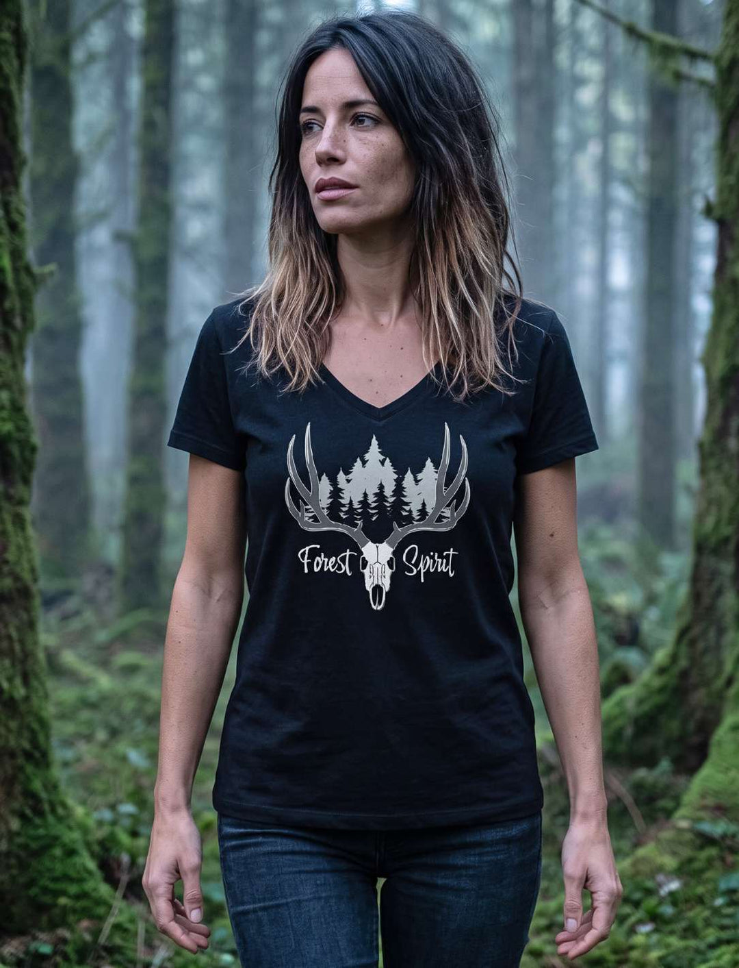 Forest Spirit Keltisches Damen V-Neck Shirt in Schwarz mit Hirschmotiv, Frau an einen moosbewachsenen Baumstamm gelehnt