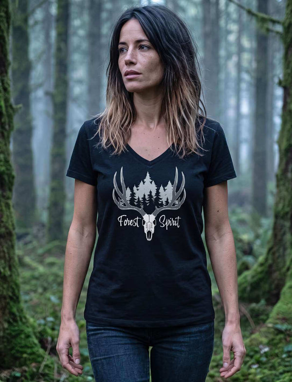 Forest Spirit Keltisches Damen V-Neck Shirt in Schwarz mit Hirschmotiv, Frau an einen moosbewachsenen Baumstamm gelehnt