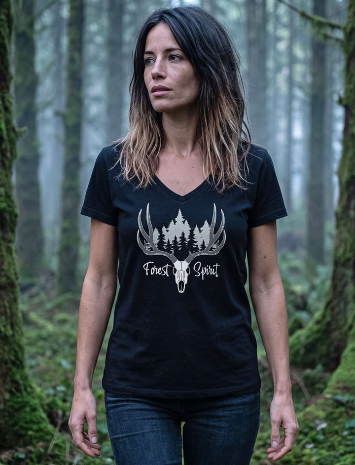 Forest Spirit Keltisches Damen V-Neck Shirt in Schwarz mit Hirschmotiv, Frau an einen moosbewachsenen Baumstamm gelehnt