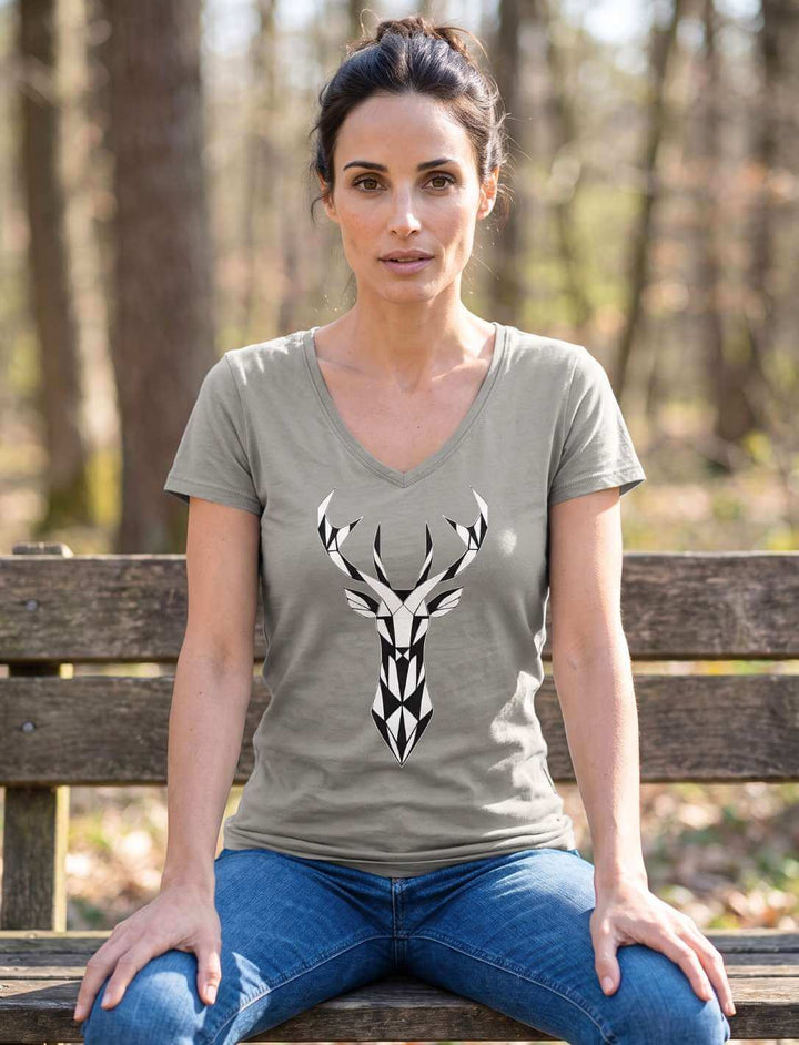 Hellgraues Damen V-Neck Shirt mit Hirschmotiv auf einer Bank im Wald