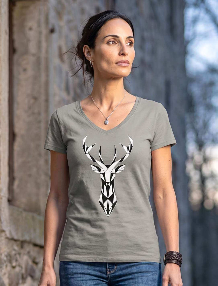 Hellgraues V-Neck Shirt mit Hirschgeweih vor einer Steinmauer im Wald