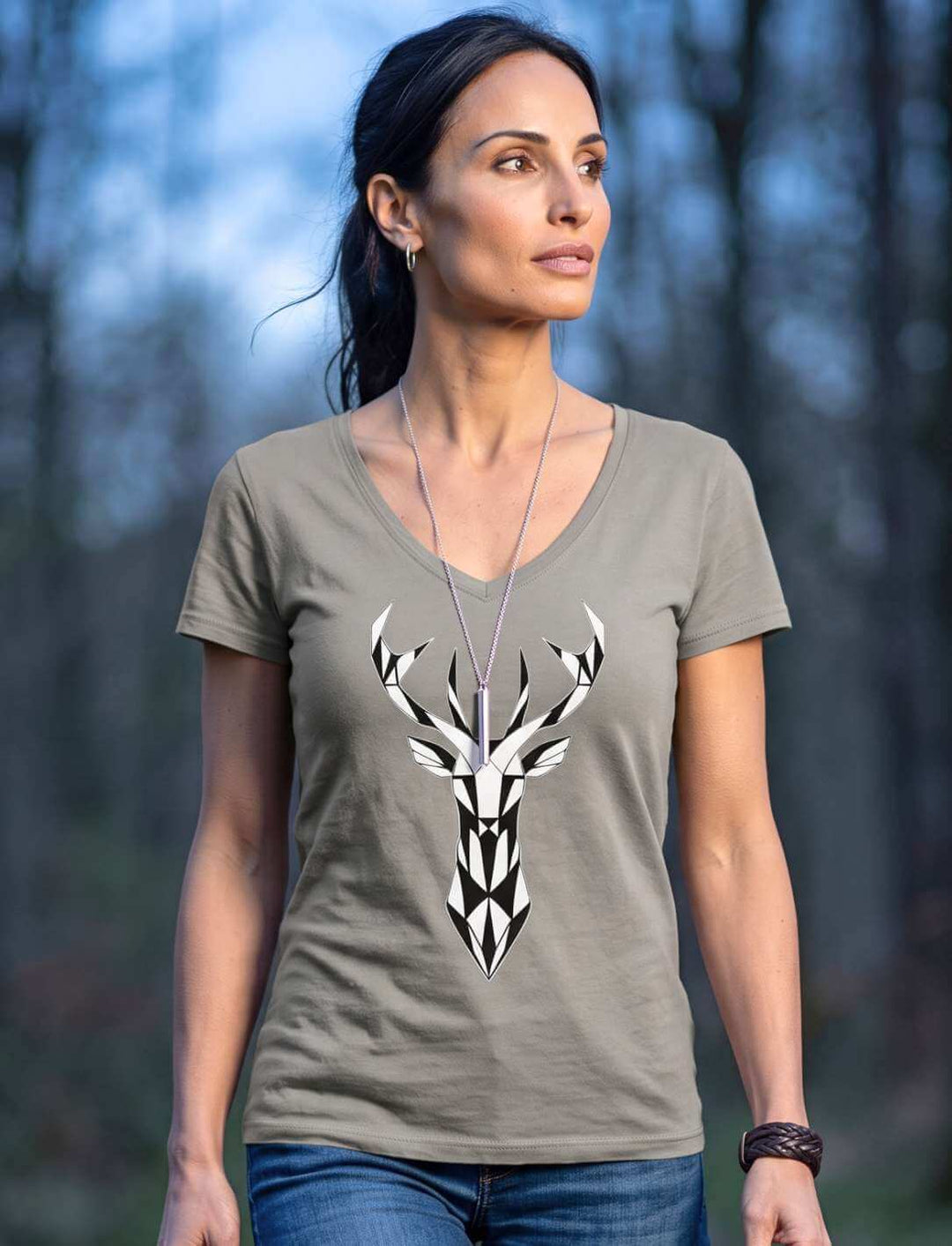 Frau auf dem Waldweg im hellgrauen Shirt mit geometrischem Hirschkopf