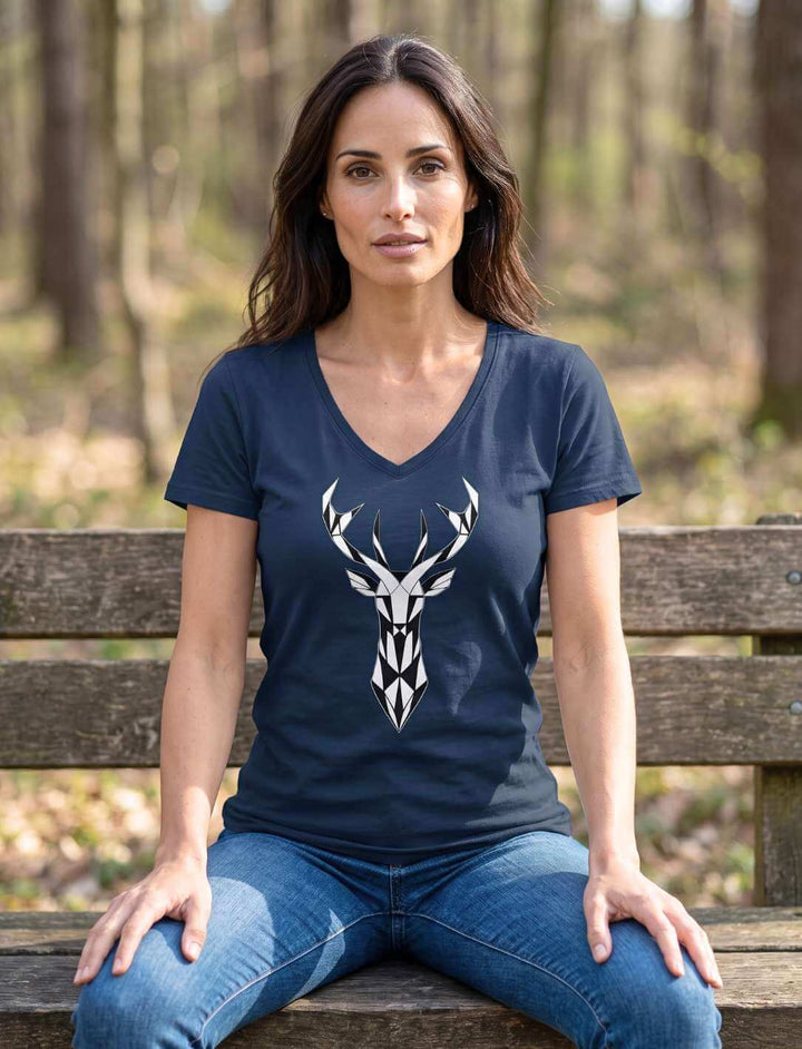 Dunkelblaues Damen V-Neck Shirt mit hellem Hirschmotiv auf einer Waldbank