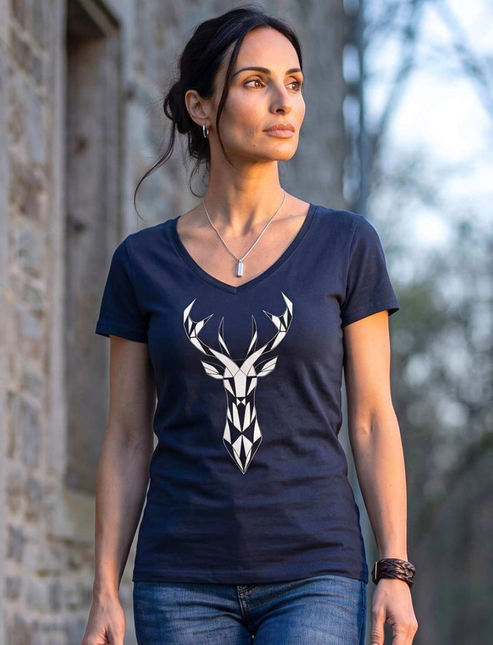 Navyfarbenes Damen Shirt mit geometrischem Hirsch vor alter Steinmauer