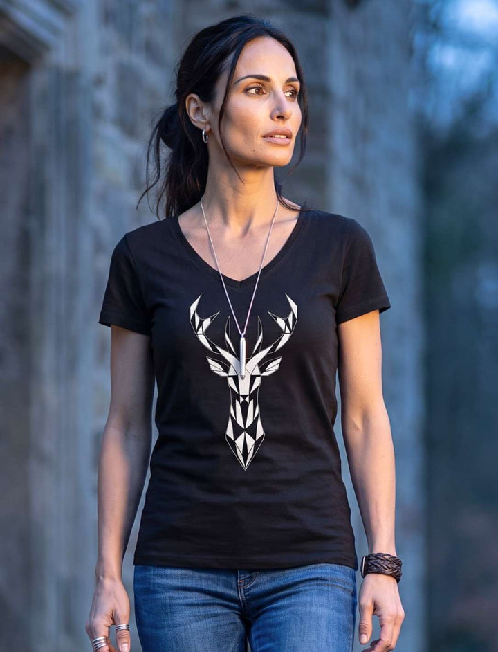 Schwarzes Damen Shirt mit Hirschgeweih vor einer alten Steinmauer