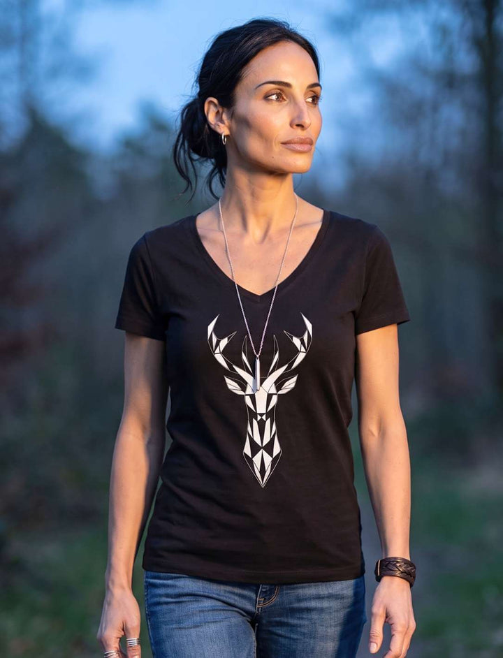 Frau auf einem Waldweg im schwarzen Shirt mit geometrischem Hirschkopf
