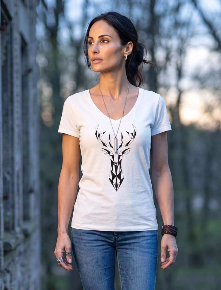 Weißes V-Neck Shirt mit dunklem Hirschgeweih vor einer Steinmauer