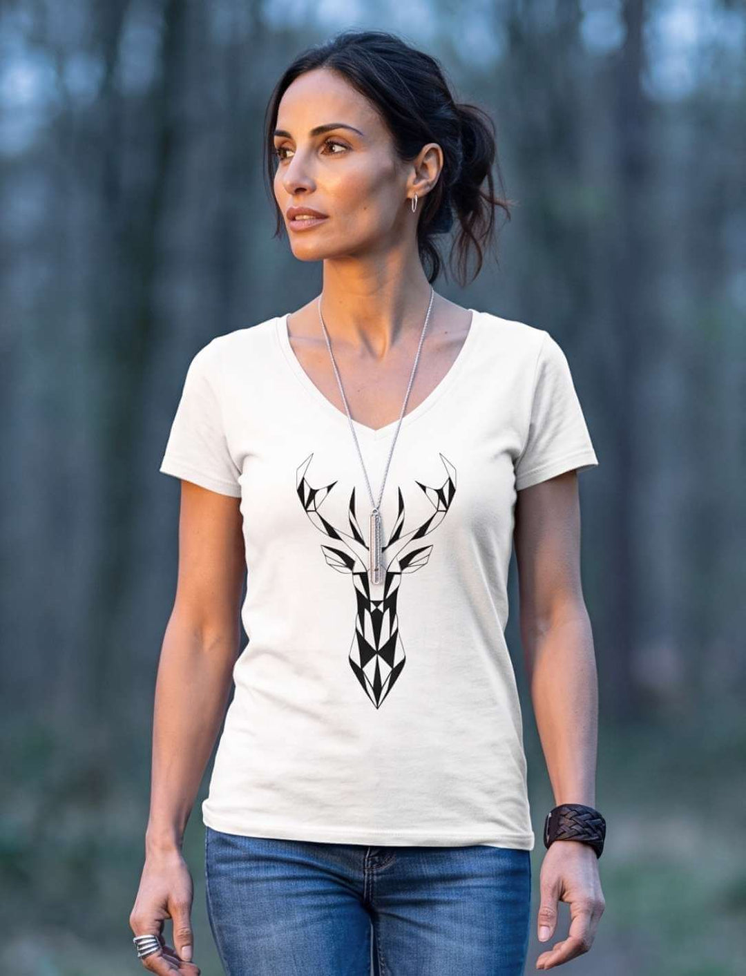 Frau auf dem Waldweg im weißen Shirt mit geometrischem Hirschkopf