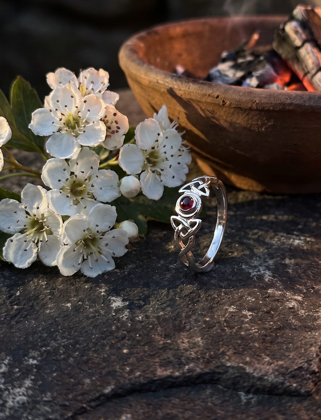 Granat Ring Silber mit Triquetra – Glut von Bealtaine
