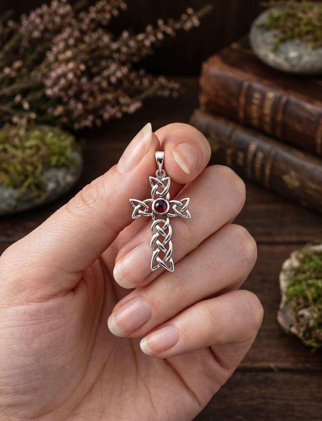 Glutkreuz der Triquetra in 925 Silber in der Hand gehalten