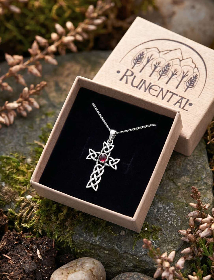 Glutkreuz in Runental-Geschenkbox mit Heidekraut auf Stein