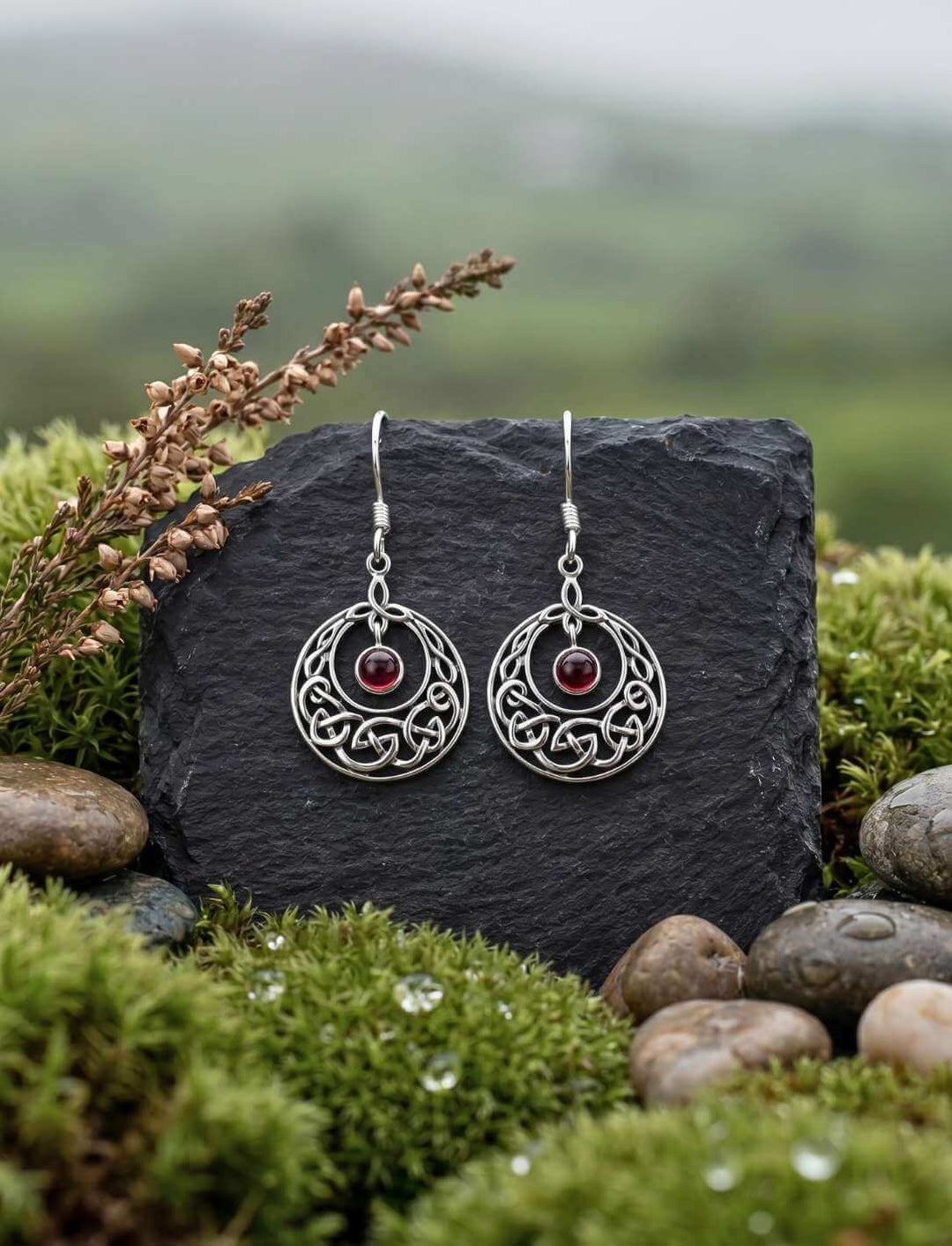 Granatkreis des keltischen Knotens Silber Ohrhänger mit echtem Granat auf dunklem Stein im Moos