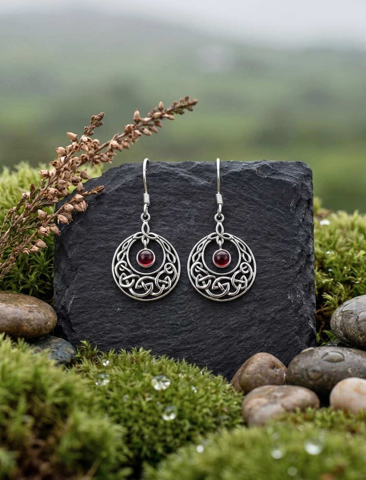 Granatkreis des keltischen Knotens Silber Ohrhänger mit echtem Granat auf dunklem Stein im Moos