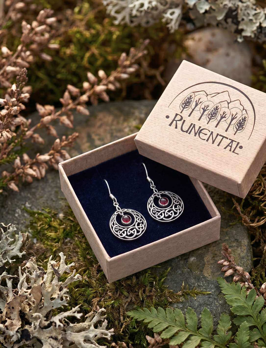 Granatkreis des keltischen Knotens Silber Ohrhänger mit Schmuckbox in natürlicher Dekoration