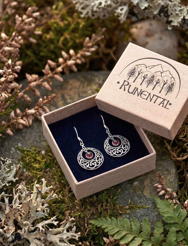 Granatkreis des keltischen Knotens Silber Ohrhänger mit Schmuckbox in natürlicher Dekoration