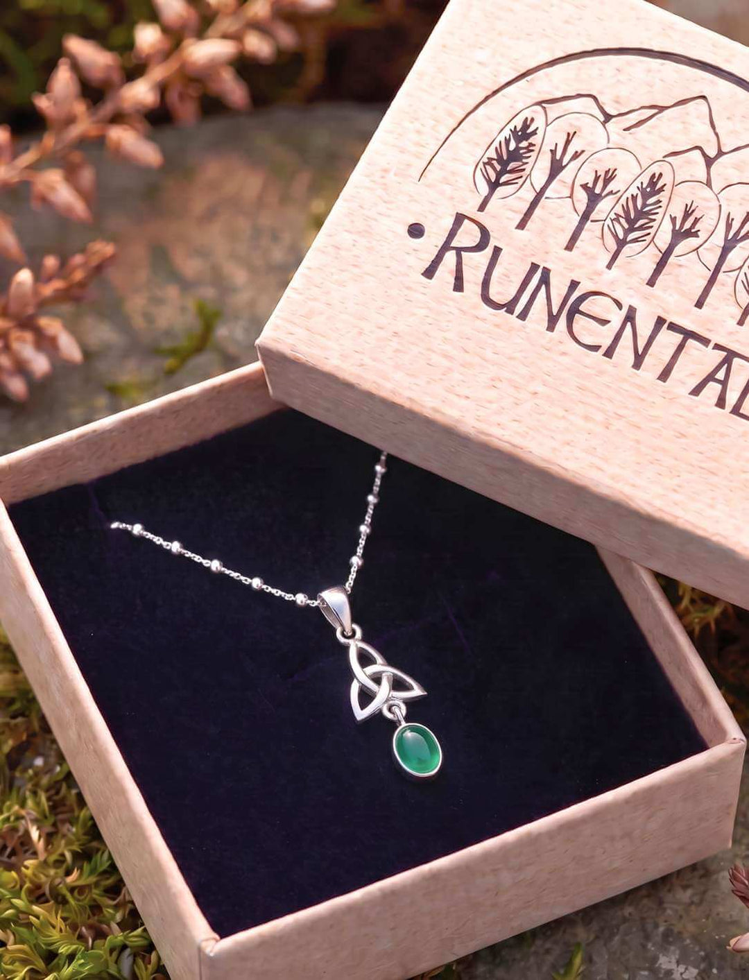 Grüner Achat Anhänger in einer geöffneten Runental Geschenkbox aus Holz auf Moos