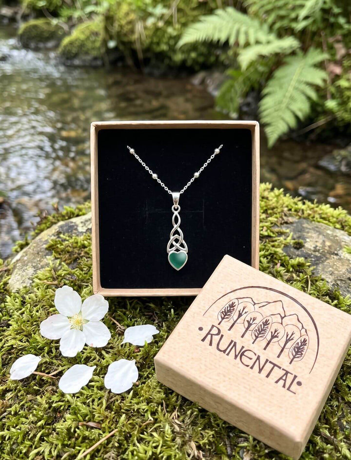 Keltisches Herz aus Silber und grünem Achat in einer offenen Runental Geschenkbox auf Moos am Waldbach