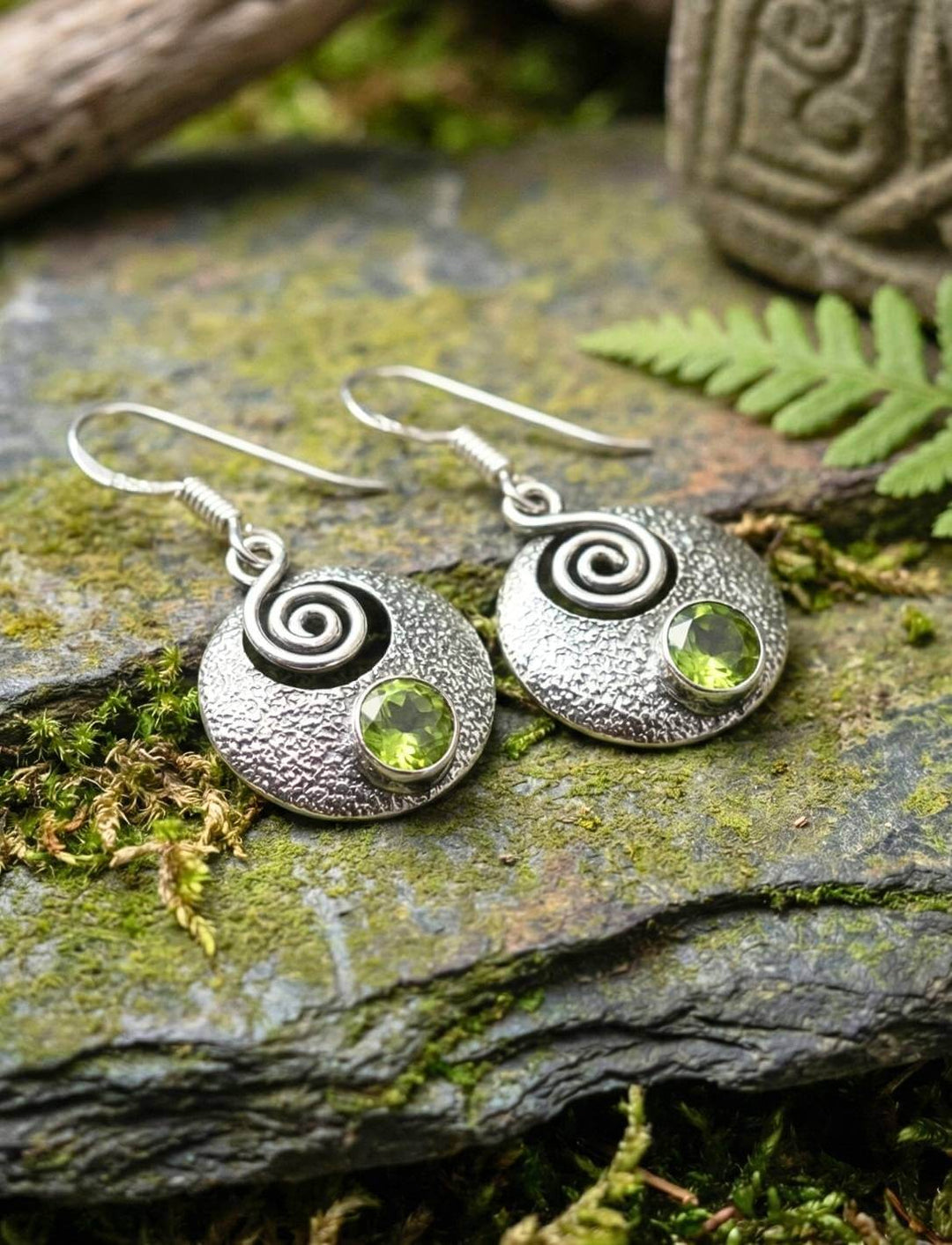 Keltische Spirale Ohrringe mit Peridot auf Farn und Schieferstein